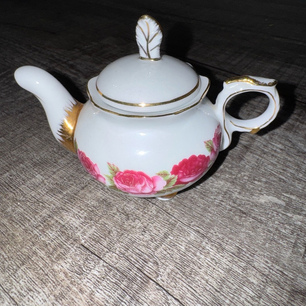 Victoria garden mini tea pot